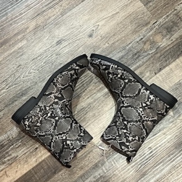 Zara Grey Faux Snake Skin Ankle Boots (NWT) Size: 6 / Item# 91-337 - Picture 6 of 6